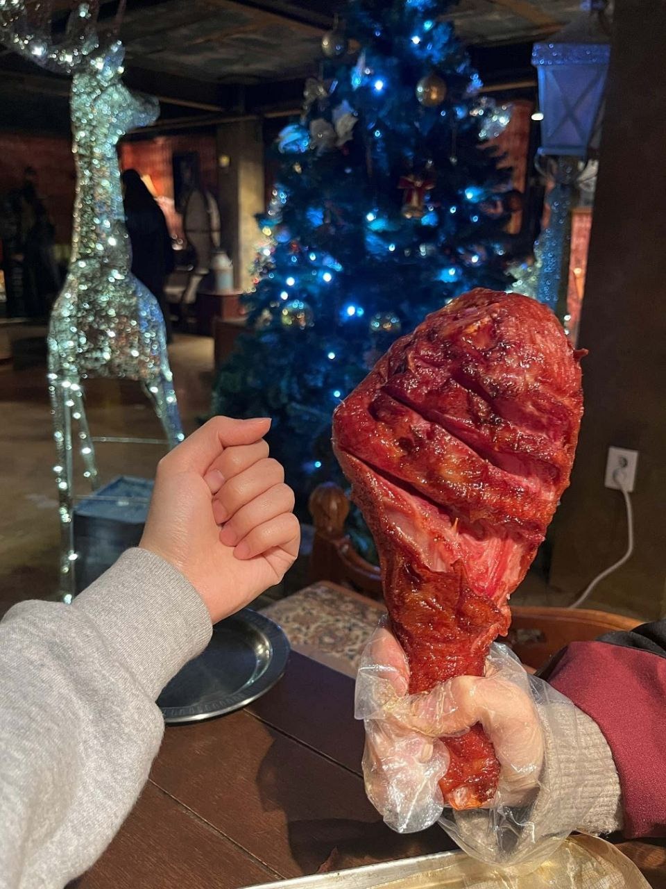 我们到访时的火鸡腿与魔法主题装饰