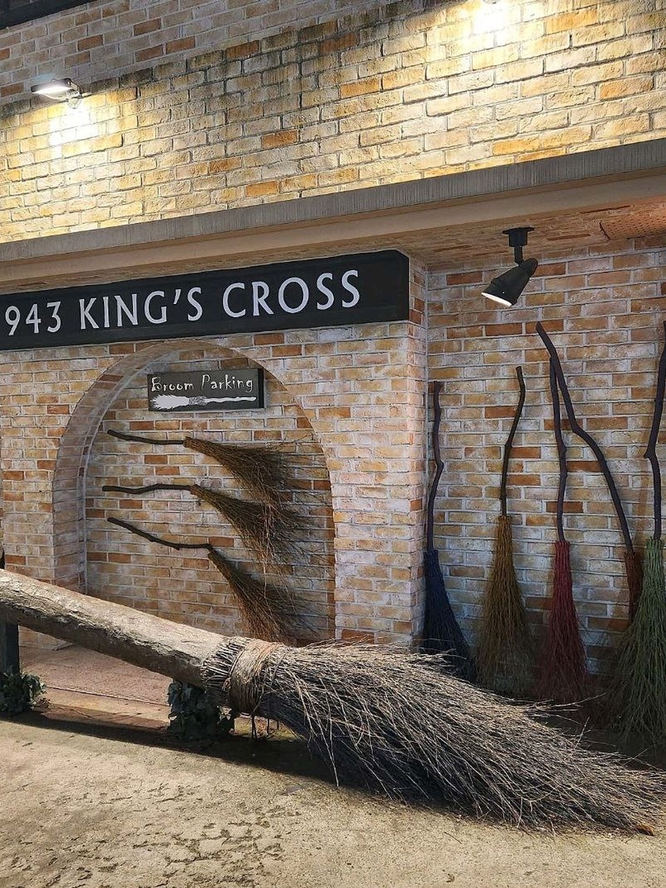943 King's Cross 入口扫帚拍照区