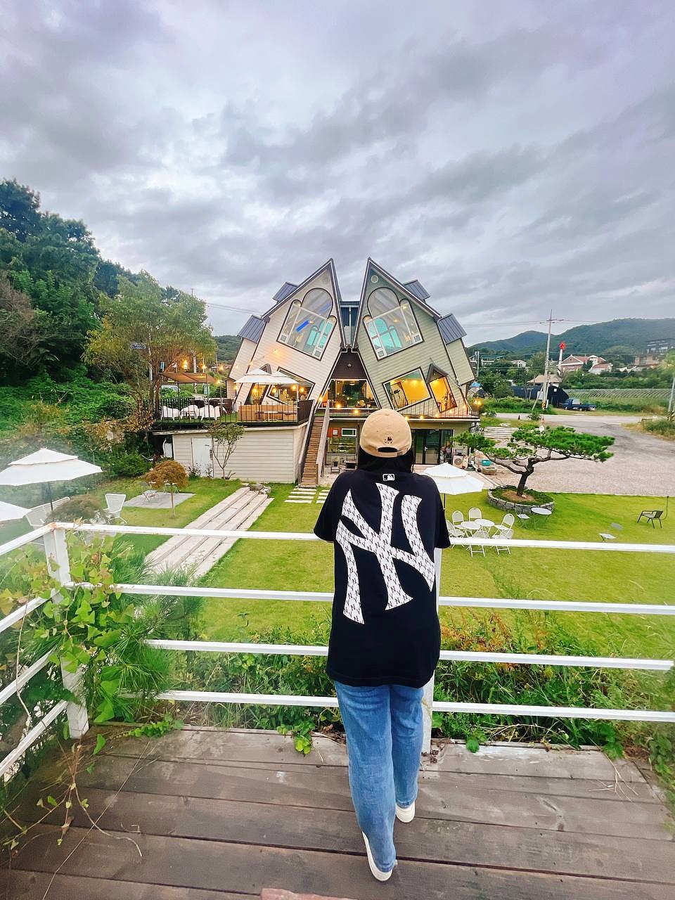 Amoene 在庭院拍摄倾斜建筑