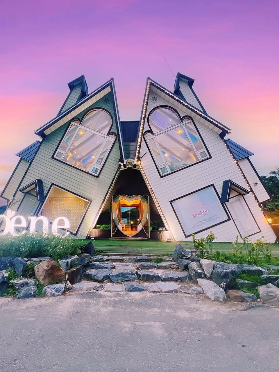 Amoene 黄昏中的倾斜建筑