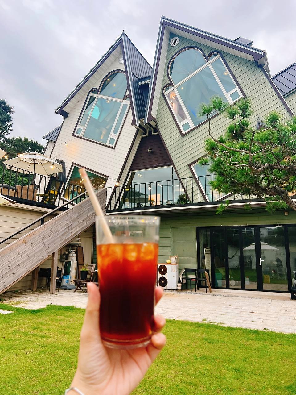 Amoene 饮品与倾斜建筑