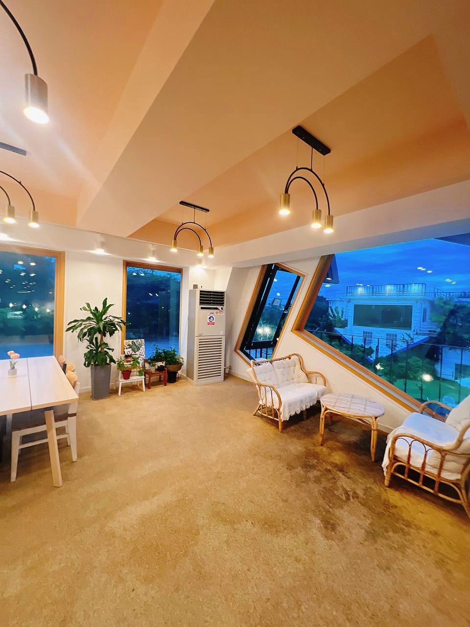 Amoene 室内座位与窗景