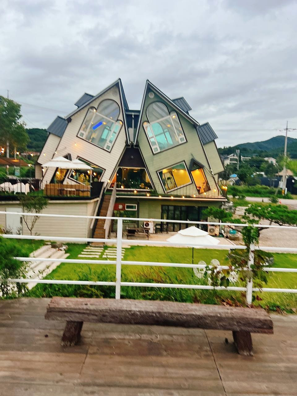 Amoene 庭院看向倾斜建筑