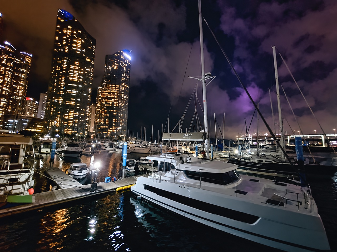 Yacht Holic游艇码头与高楼夜景