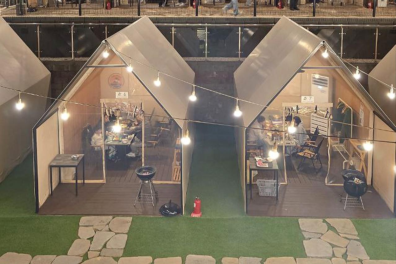 夜晚亮灯的露营帐篷区
