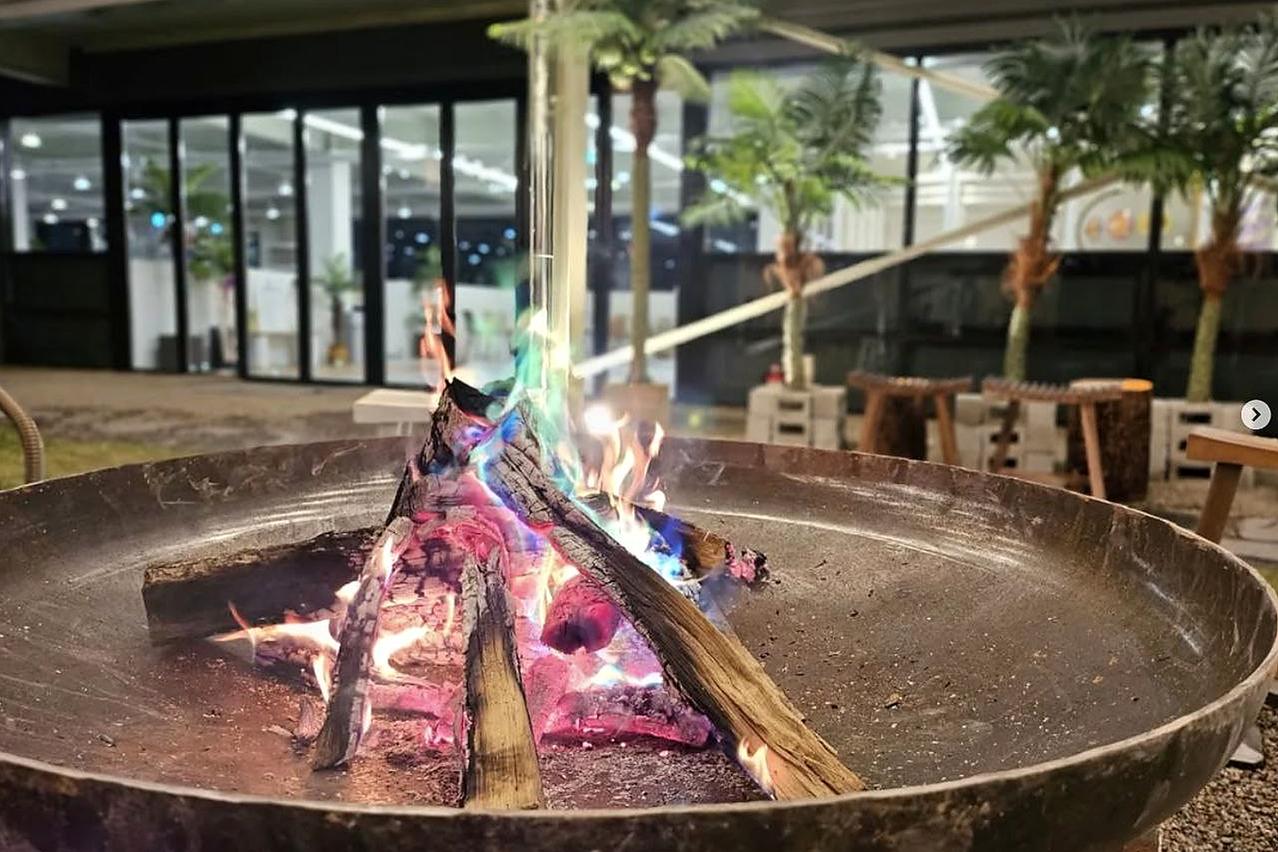 用餐区的营火炉