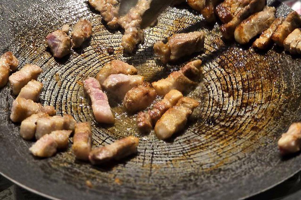 烤盘上的肉片与烧烤体验