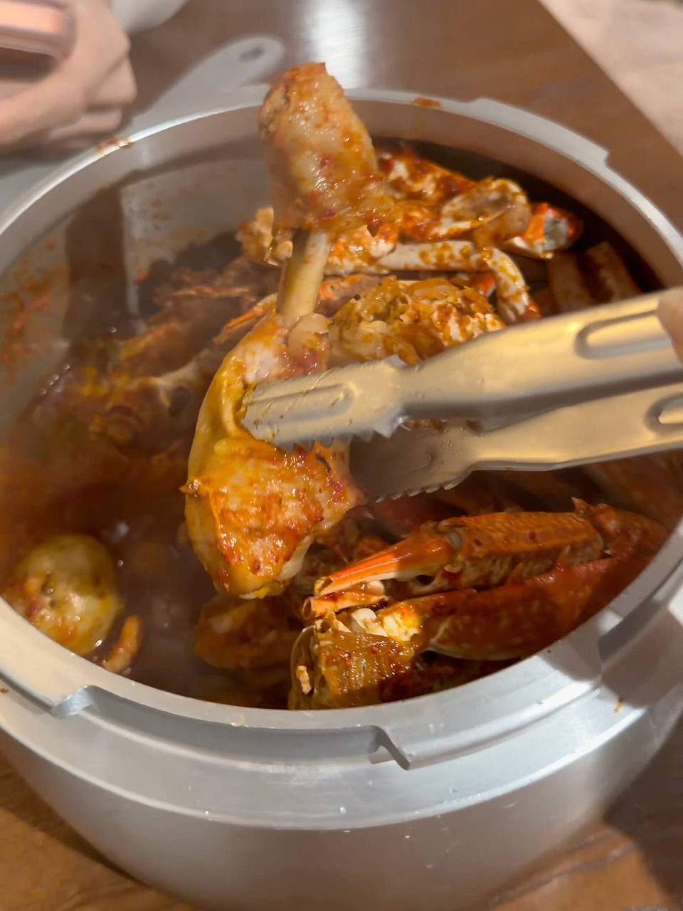 螃蟹炖鸡锅里的鸡腿