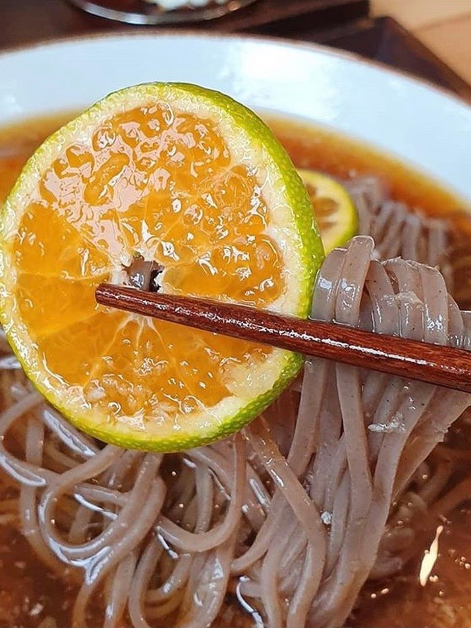 济州青橘冷荞麦面：青橘与荞麦面近照