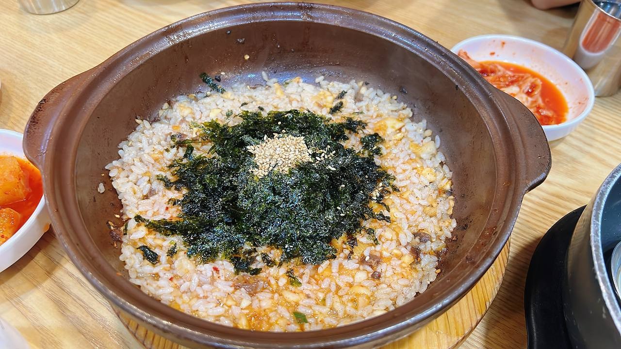 用排骨酱汁收尾的炒饭