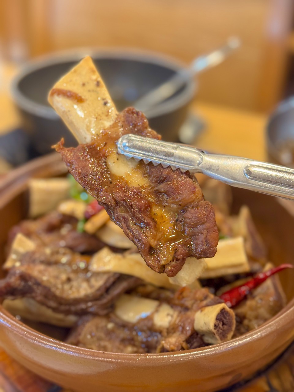 夹起的带骨牛排骨