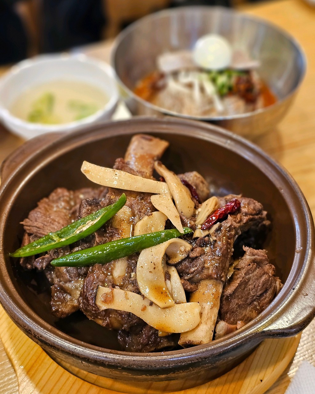 炖排骨近景与后方冷面