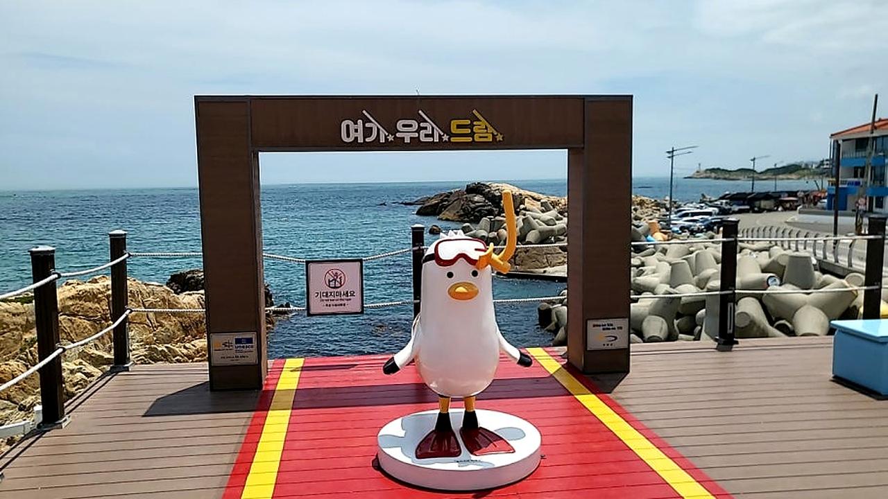 竹城海边的海女主题装置与海景