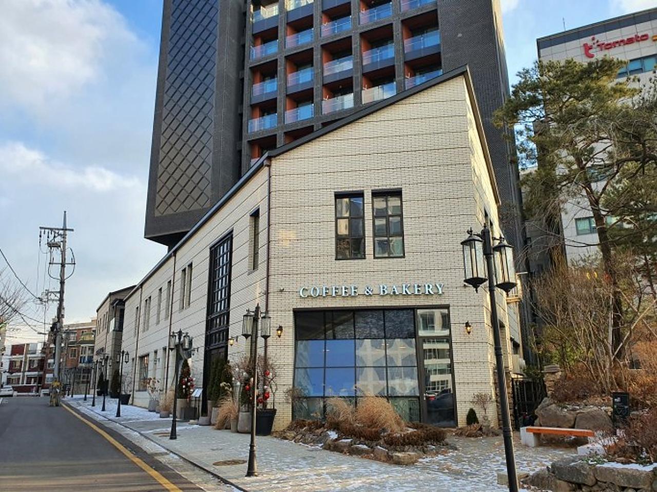 Gjustina 独栋建筑与街道