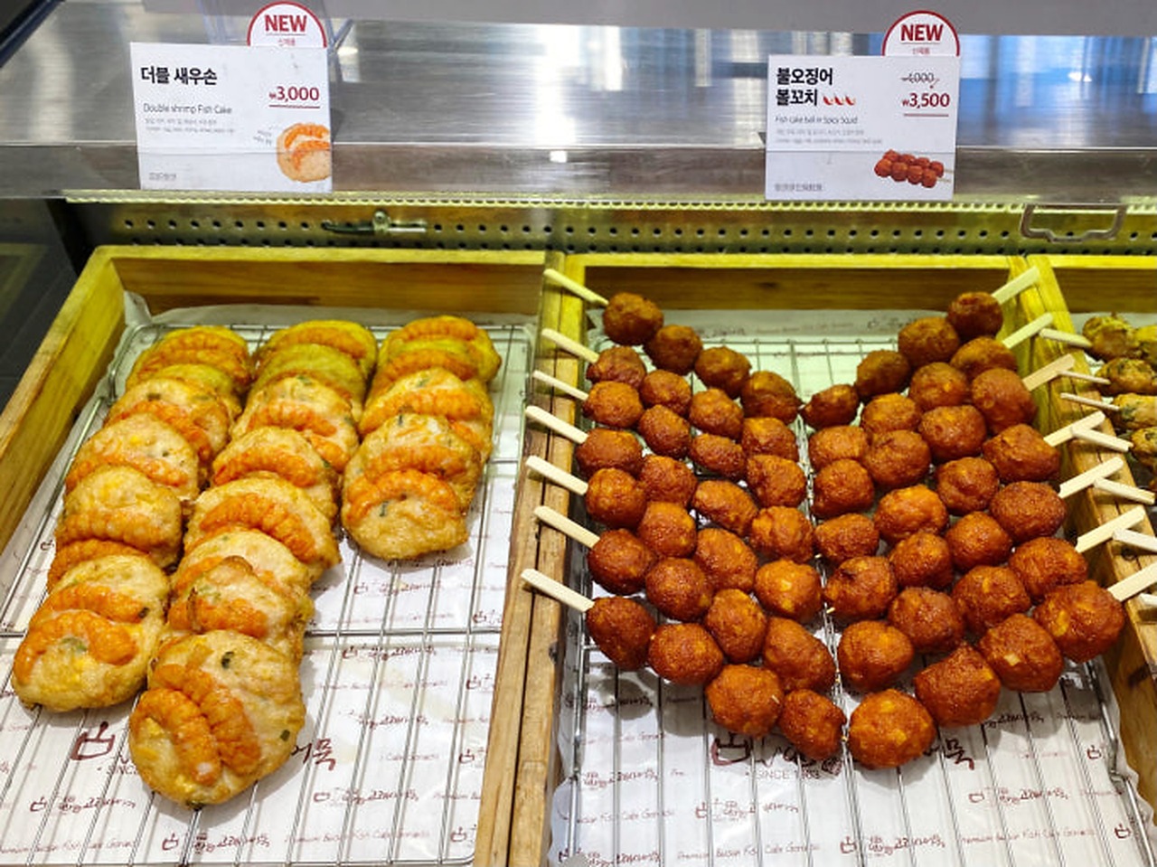 Goraesa虾味鱼饼与辣鱿鱼鱼饼串