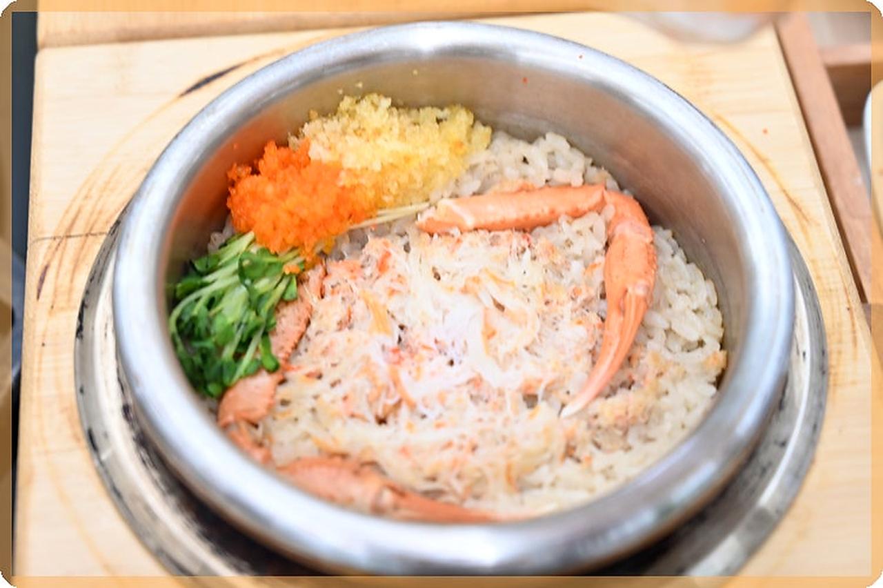 蟹肉与鱼籽石锅饭