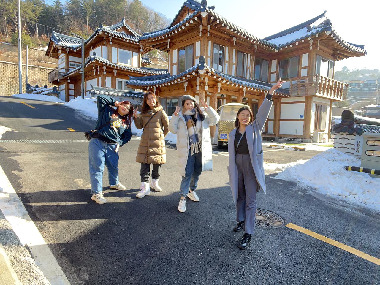 入住韩屋时在庭院前合照