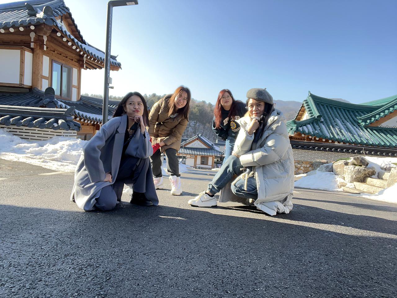 雪天韩屋庭院里的住宿留影