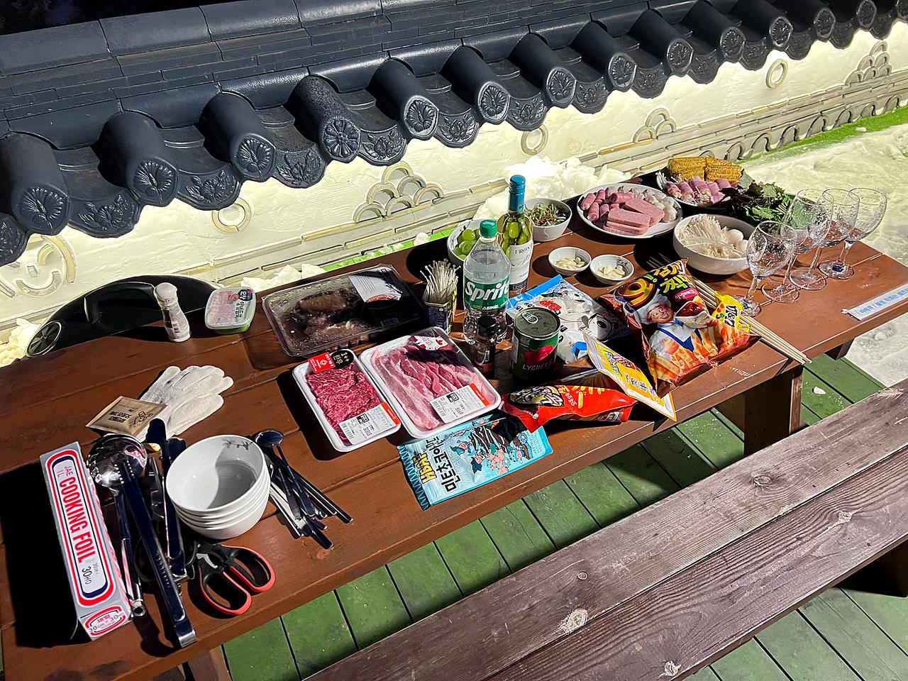 韩屋户外 BBQ 的烤肉与餐桌