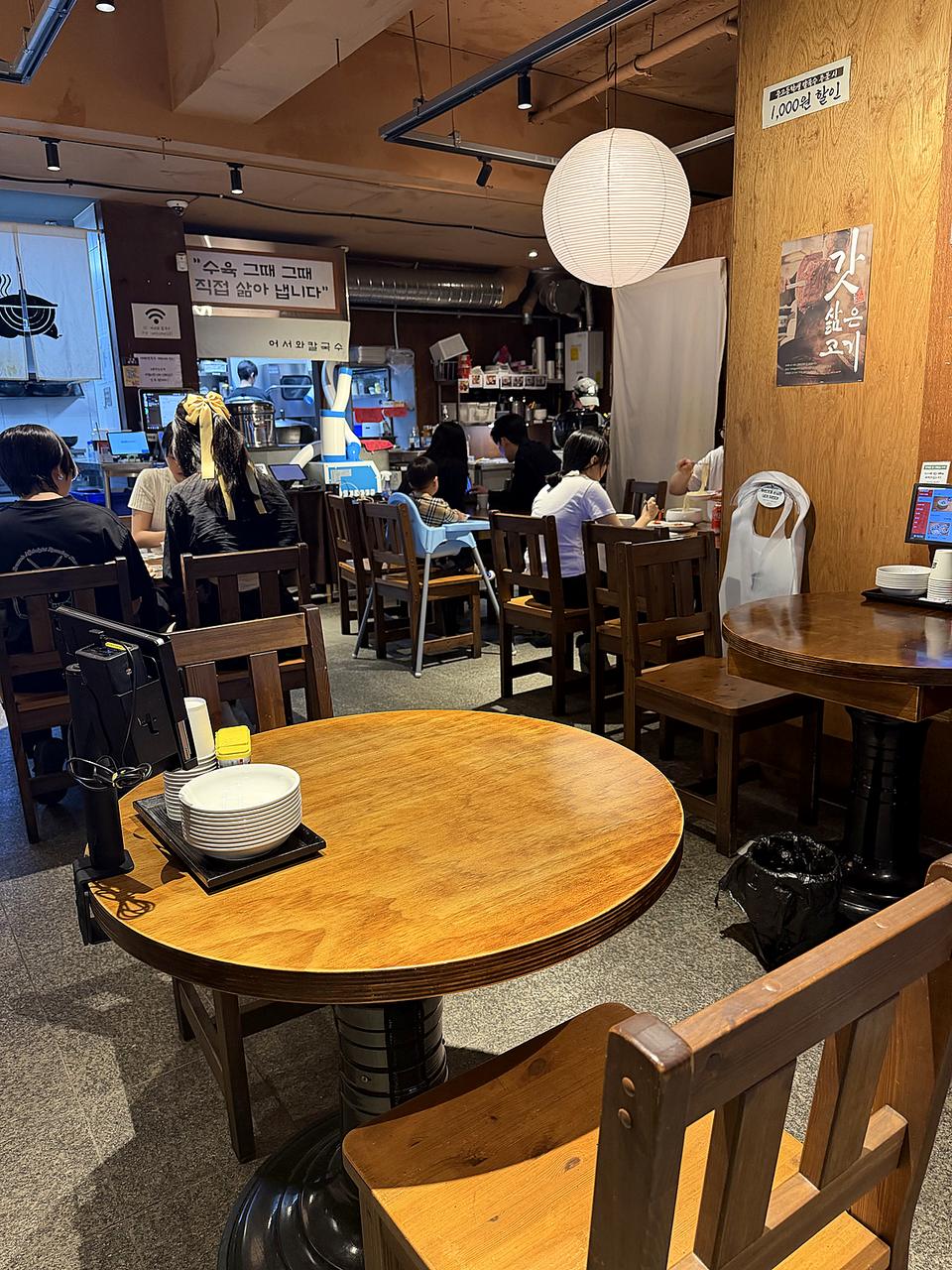 木质圆桌与店内用餐空间
