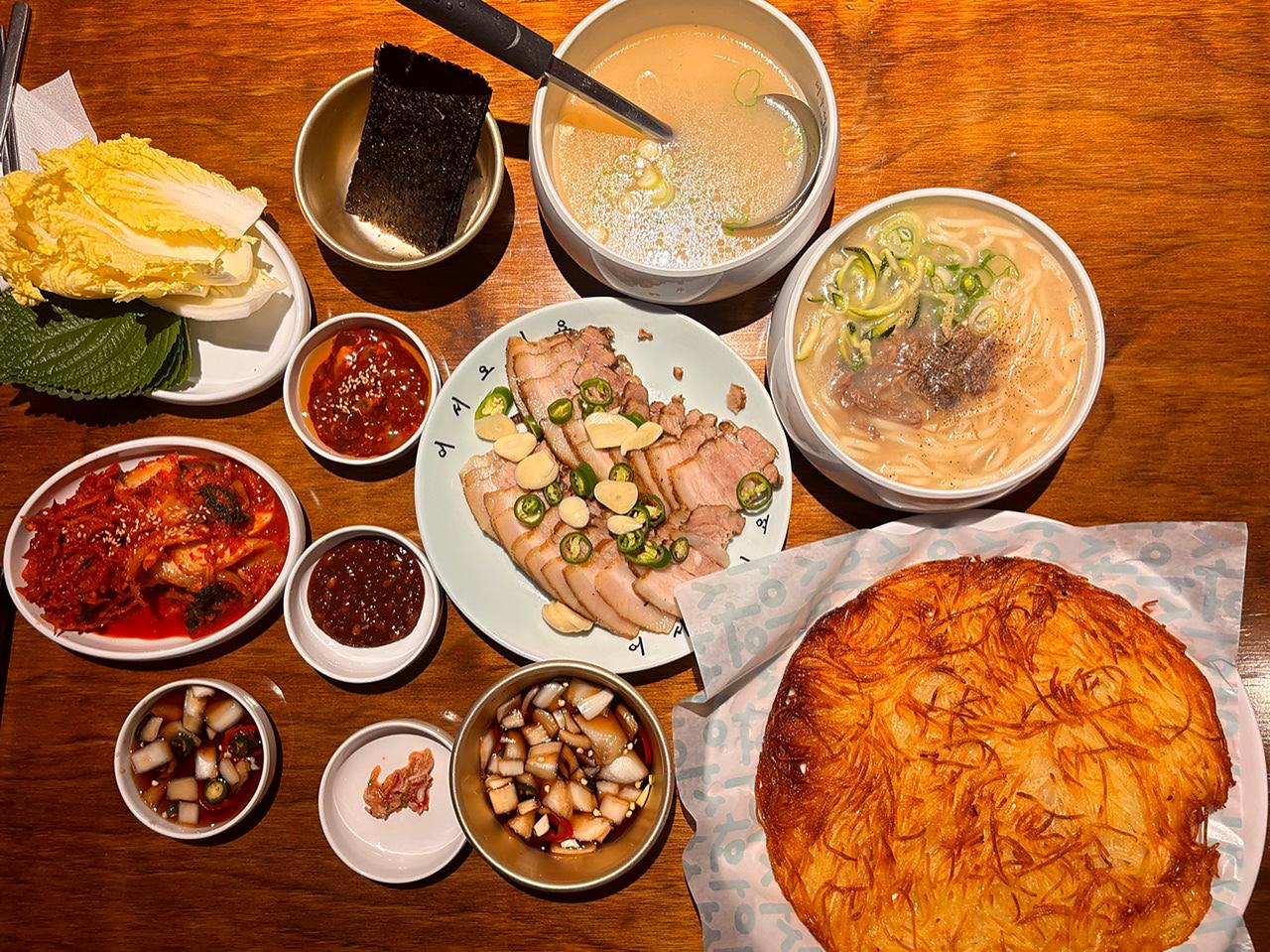 刀削面、猪肉和土豆丝煎饼俯拍全景