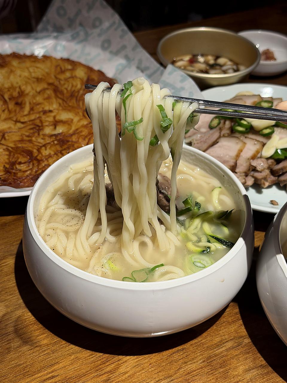 筷子夹起刀削面
