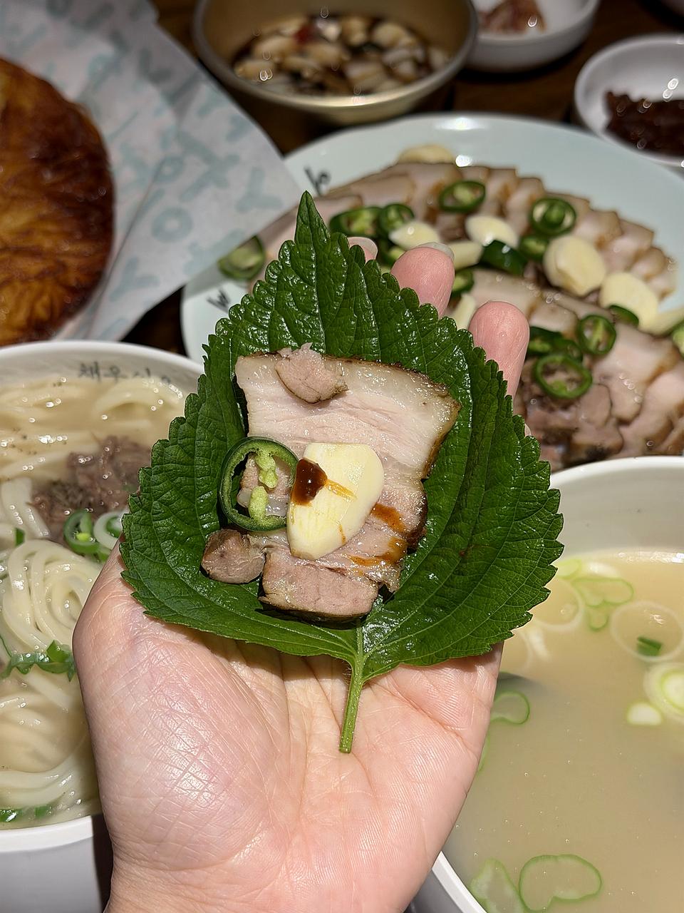 紫苏叶包猪肉、蒜片与青椒