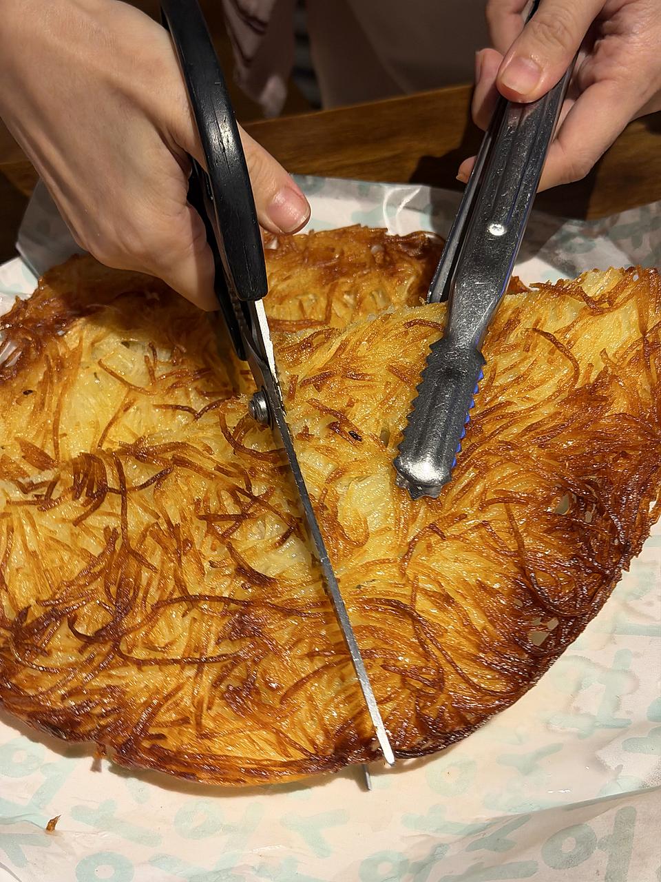 用剪刀分切土豆丝煎饼