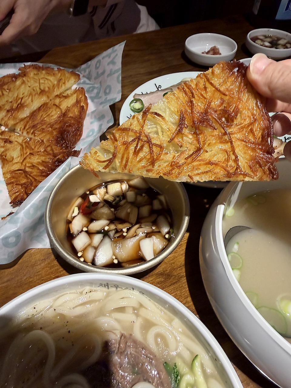 夹起一片土豆丝煎饼