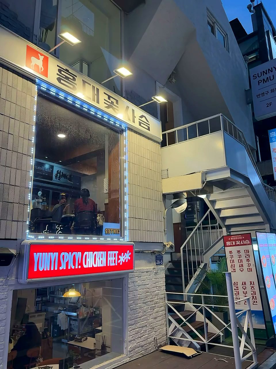 弘大花鹿店面与招牌｜LIVE