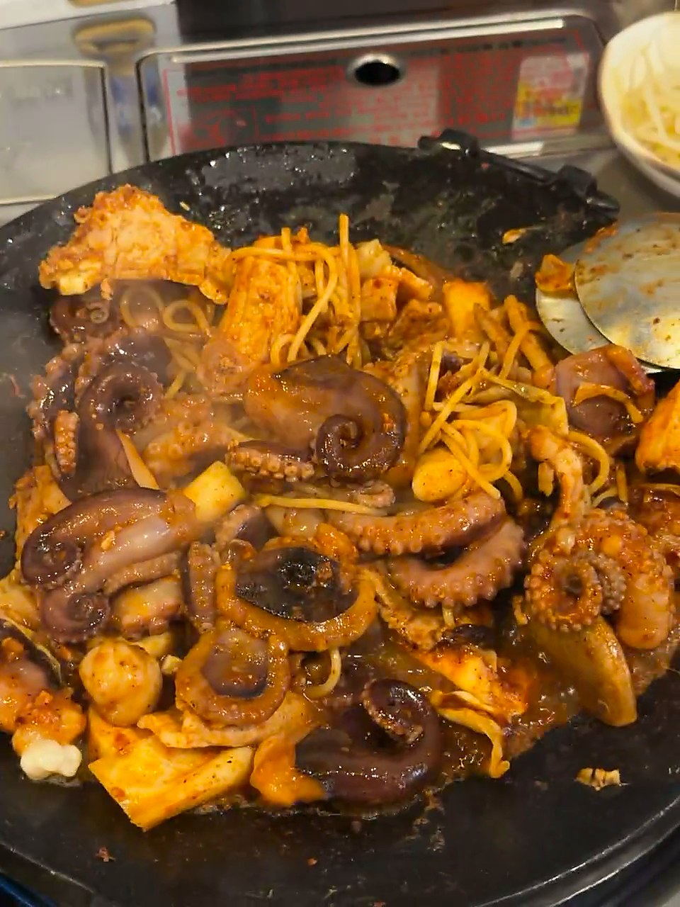 铁盘上的辣炒小章鱼和五花肉｜LIVE