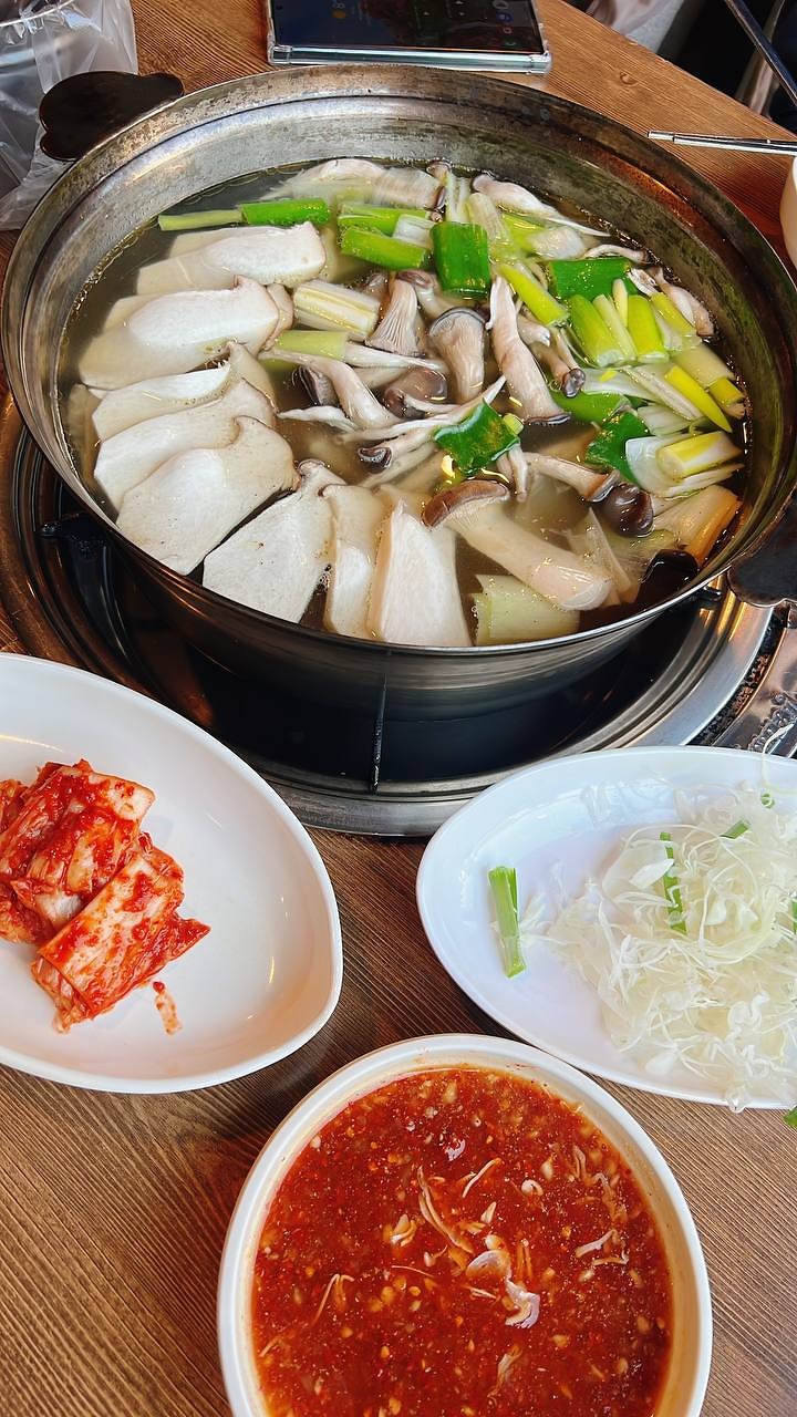 一只鸡汤锅、泡菜与蘸酱
