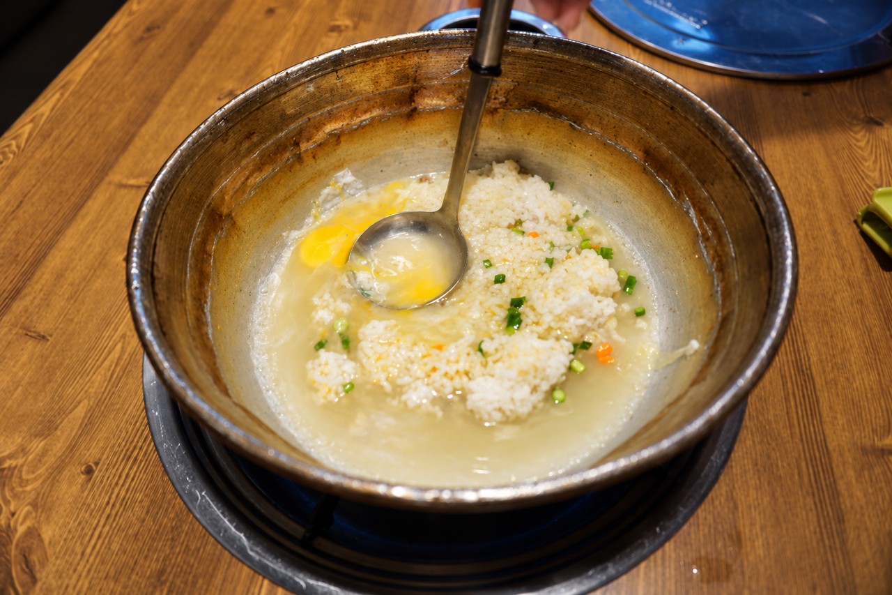 锅中加入米饭与鸡蛋,准备煮粥