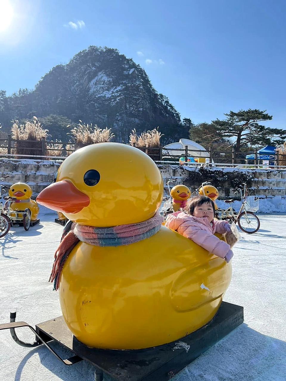 山井湖黄色鸭子冰上座舱