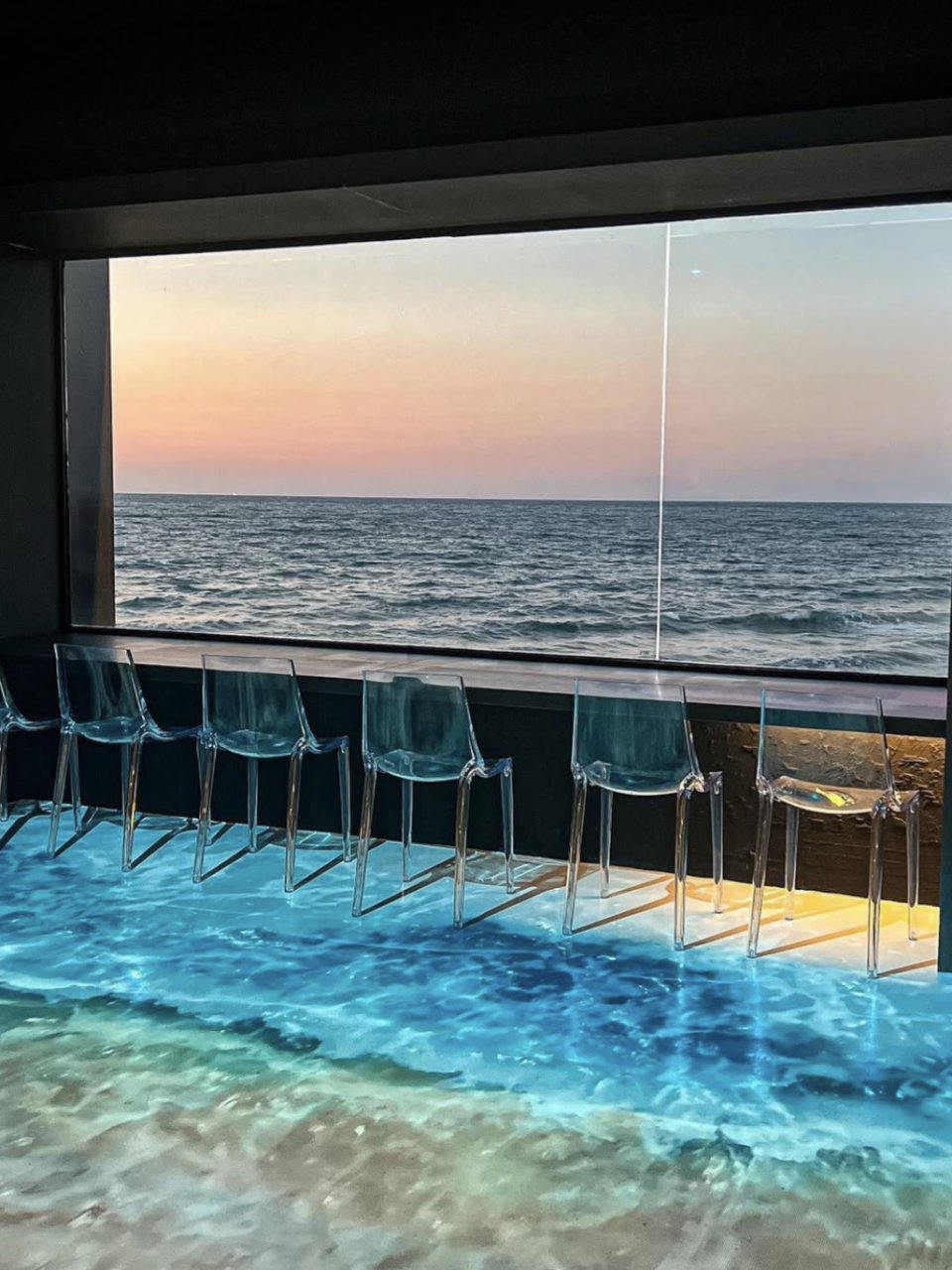 济州橘子冰淇淋 Hugely:海景窗边与海浪投影