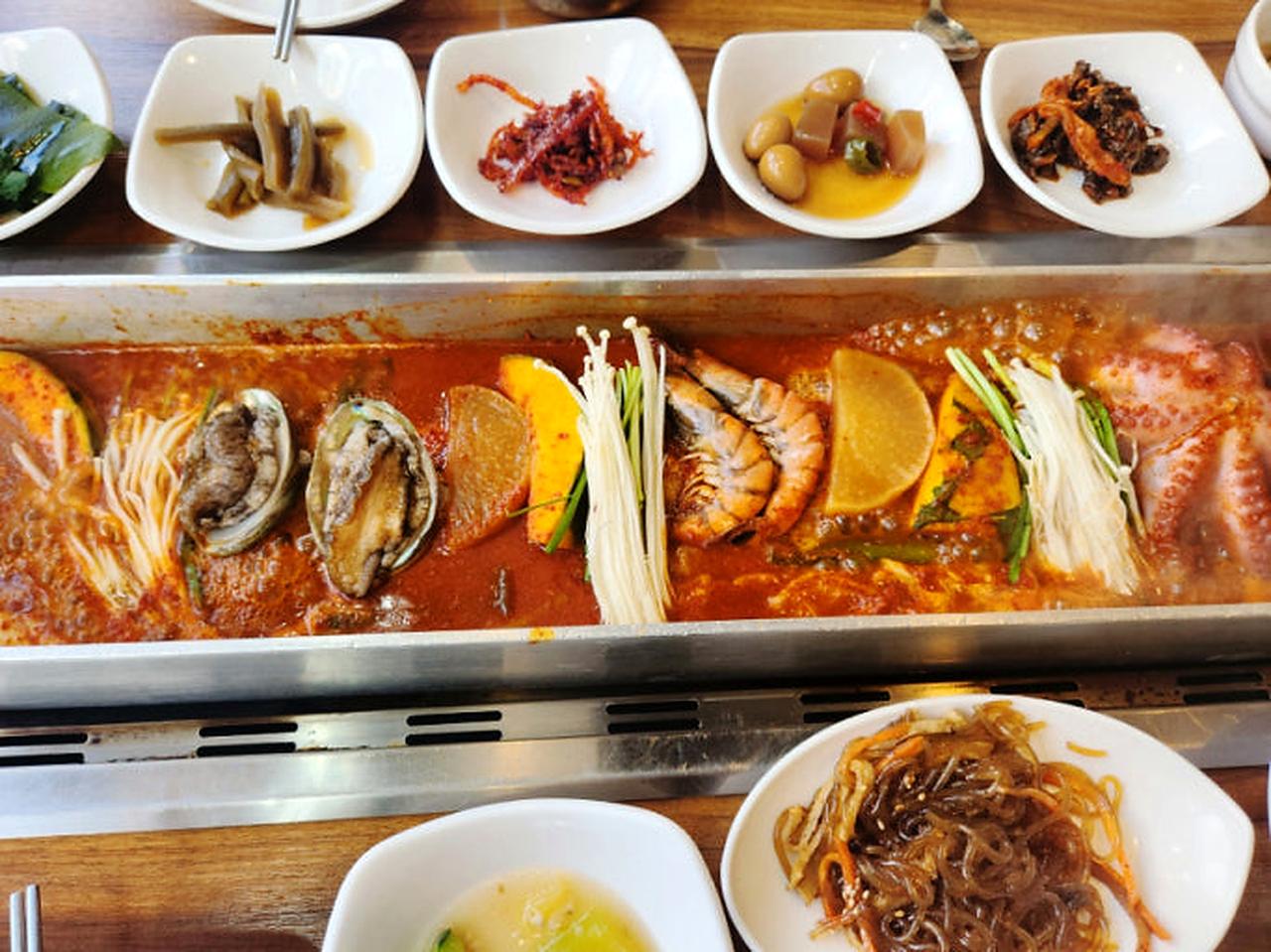 长盘海鲜带鱼料理与韩式小菜