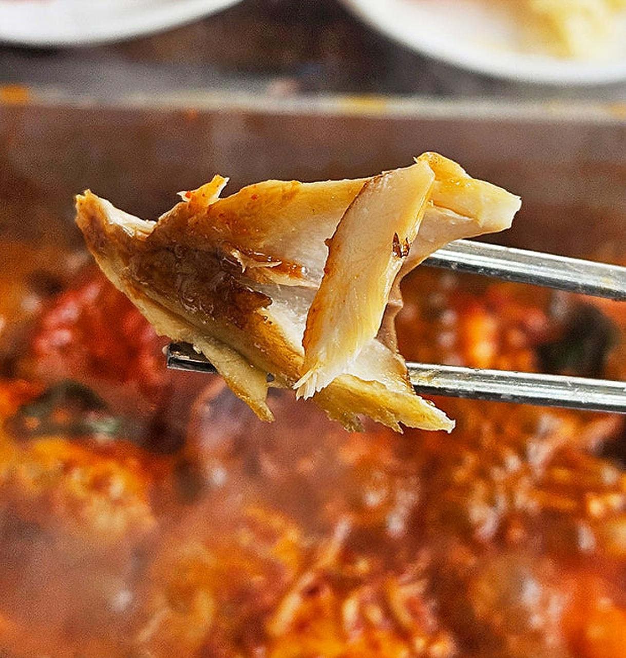 筷子夹起的一块鱼肉