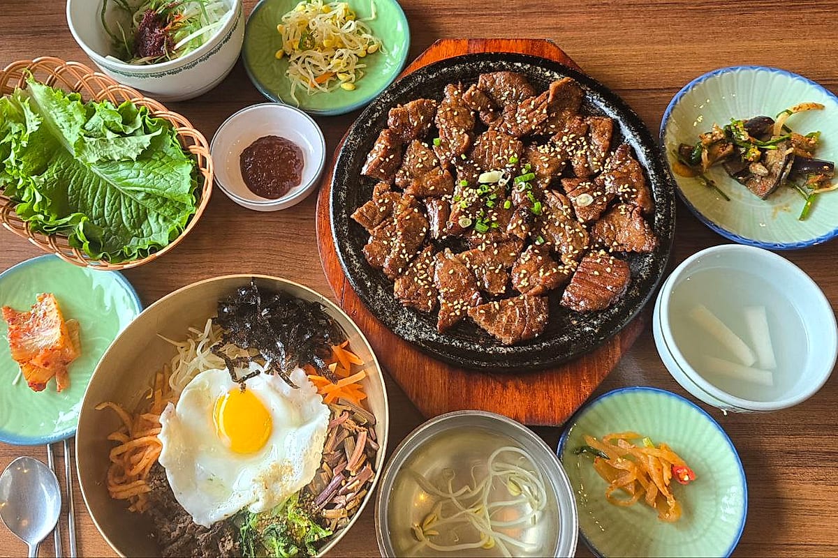 全州石板排骨与拌饭:拌饭与石板排骨餐桌