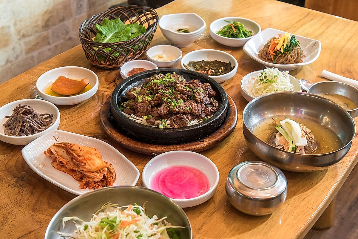 全州石板排骨与拌饭:石板排骨、拌菜与冷面餐桌