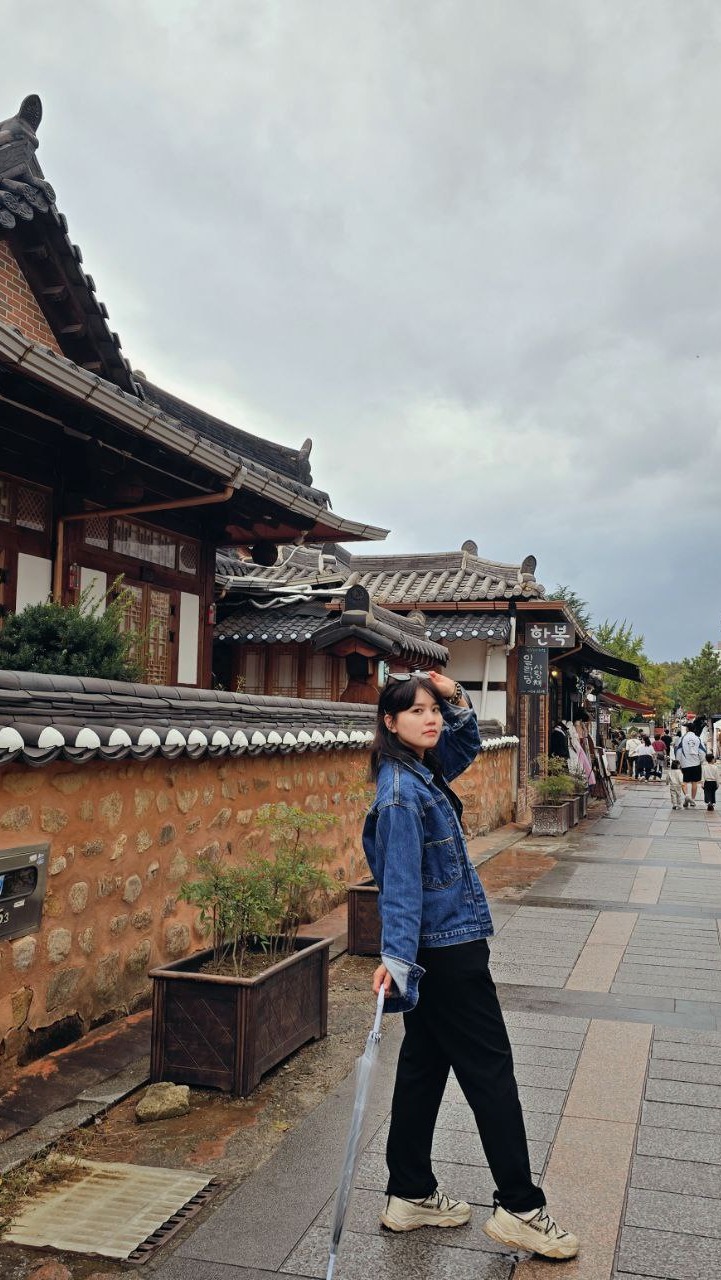全州韩屋村City walk:韩屋巷道人物照