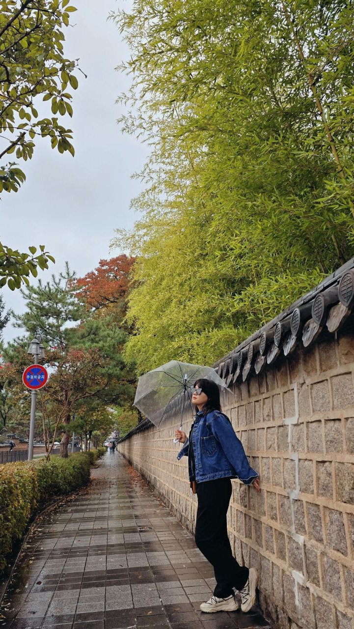 全州韩屋村City walk:围墙步道人物照