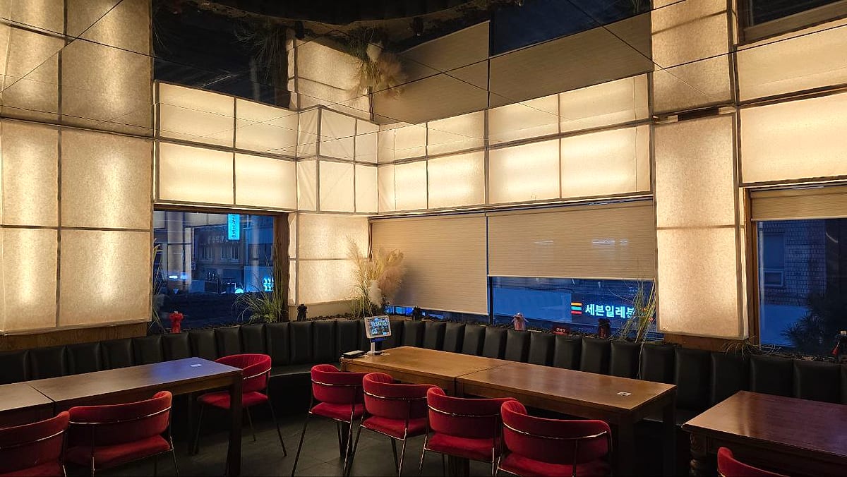 全州煎饼与宝石饭卷:木质餐厅内部