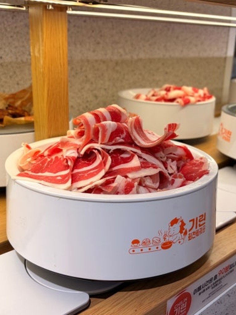 旋转取餐台上的牛肉火锅食材