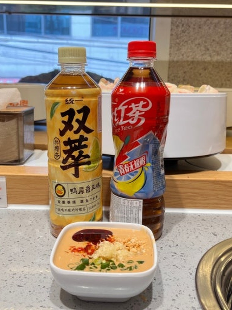 单人火锅蘸料与饮料实拍