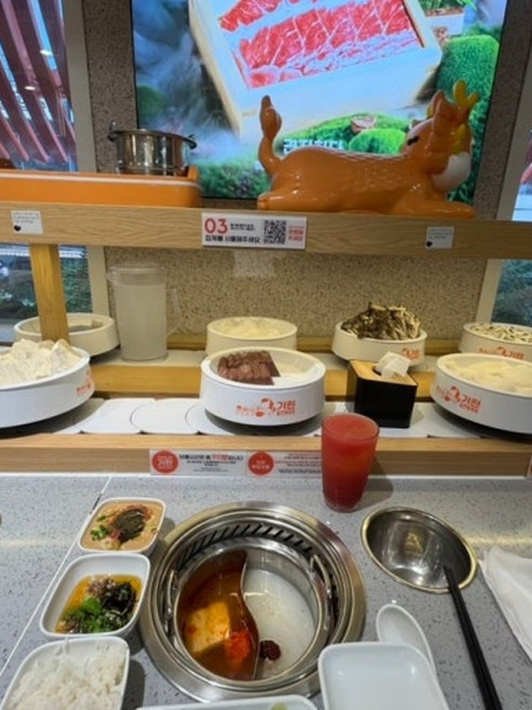 麒麟单人旋转火锅的一人一锅座位与食材转盘