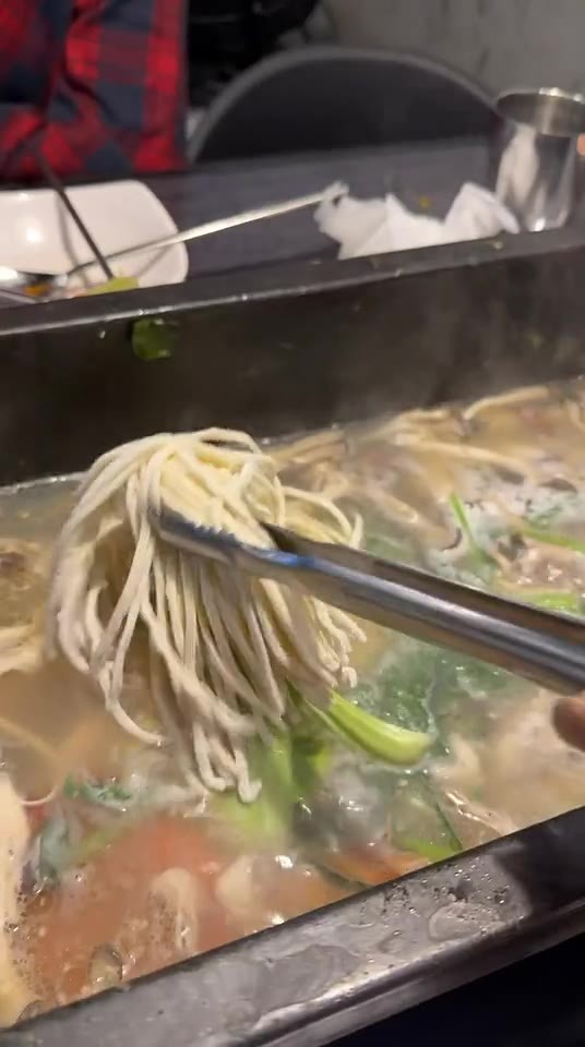 海鲜汤里的面条