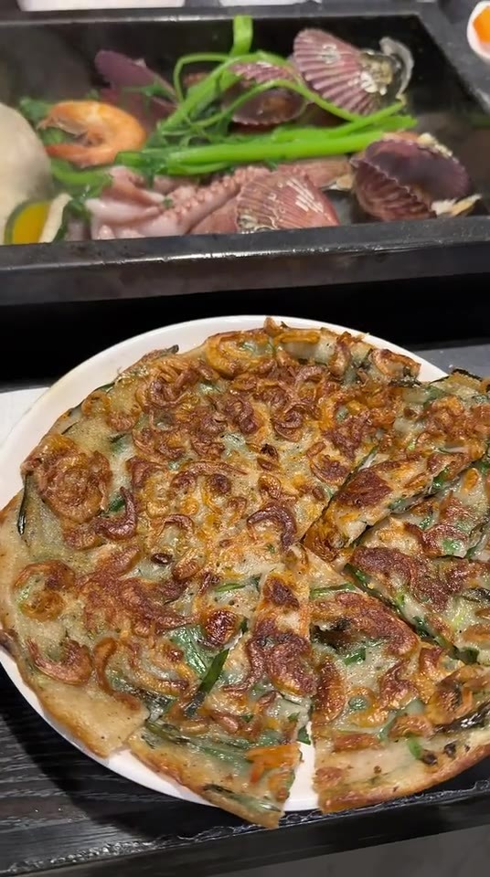 海鲜锅与桌上的煎饼