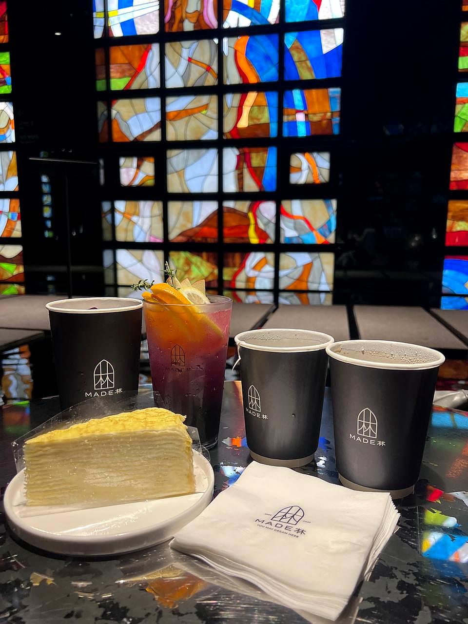 MADE林 饮料与千层蛋糕,背景是彩绘玻璃