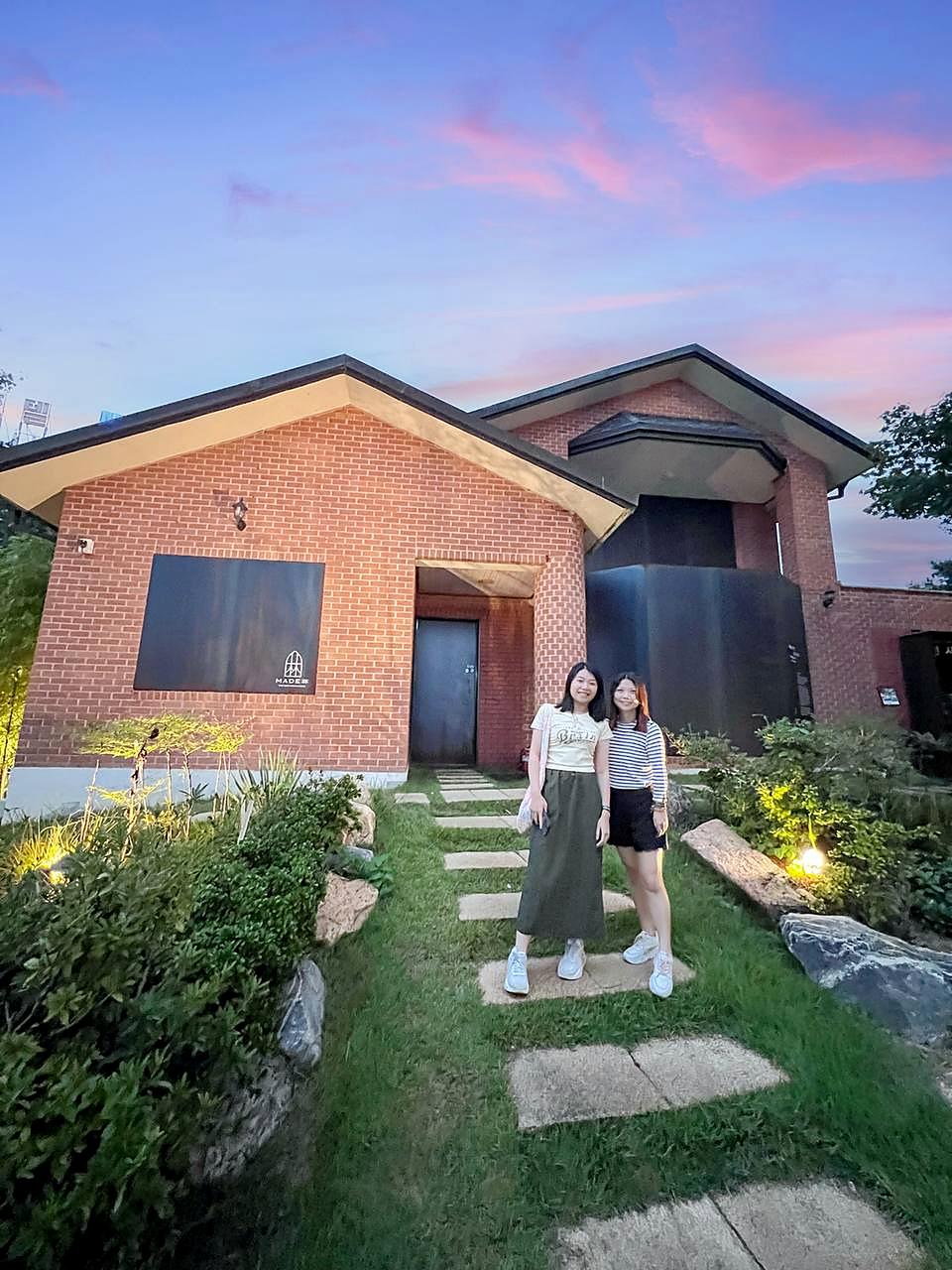 MADE林 花园与砖墙前的合照