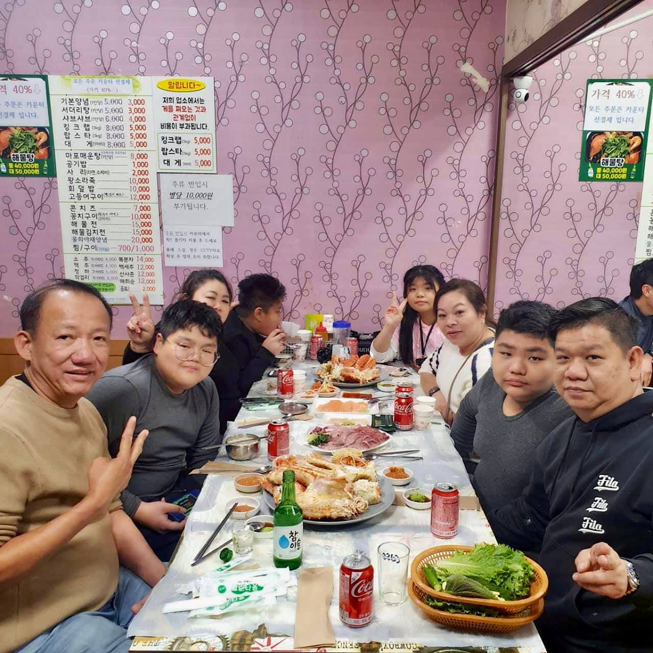 K2同行旅客在市场料理店共进海鲜餐